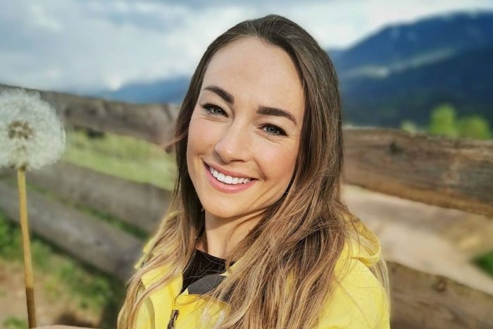 Ilustračný obrázok k článku Fialkovú napodobnila kráľovná biatlonu a išla do plaviek: Muži slintajú, ženy závidia! FOTO