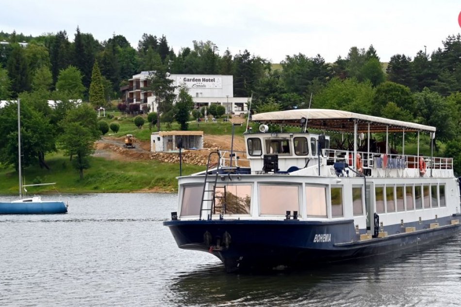 Ilustračný obrázok k článku Kvakovce chcú zatraktívniť nábrežie prístaviska lode: Budú tam aj zmrzlináreň a kaviareň