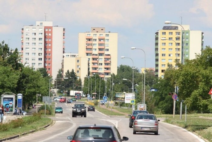 Ilustračný obrázok k článku NEBEZPEČNÁ zábava na Klokočine: Dievča VISELO z okna na štvrtom poschodí!