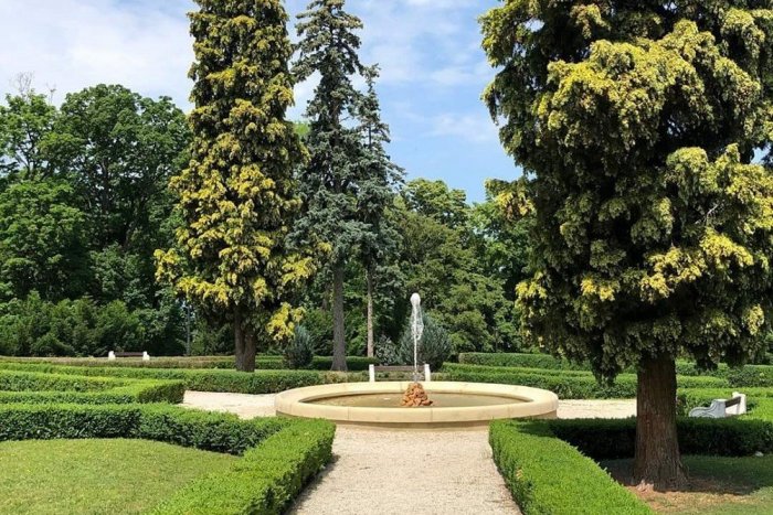 Ilustračný obrázok k článku Fontána v zámockej záhrade už strieka, mesto pozýva na návštevu