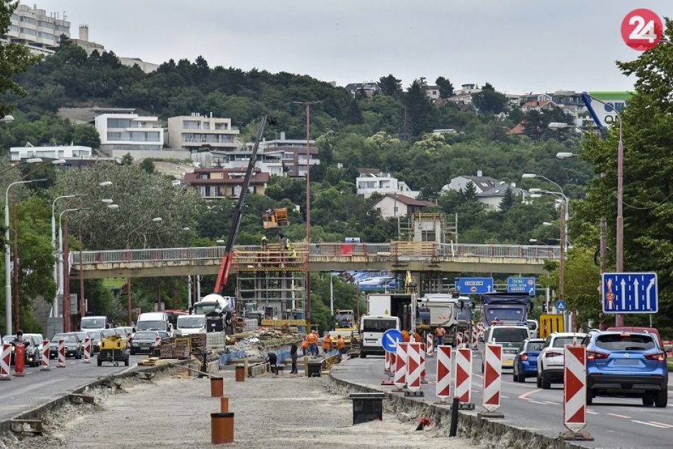 Ilustračný obrázok k článku Kilometrové kolóny sú v Karlovej Vsi na dennom poriadku: Pomôžu vodičom aktuálne zmeny?