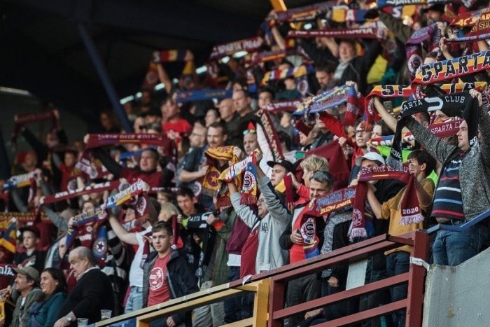 Ilustračný obrázok k článku Zase sú riadne popredu: V Česku pustia do hľadiska desaťnásobne viac ľudí ako u NÁS!