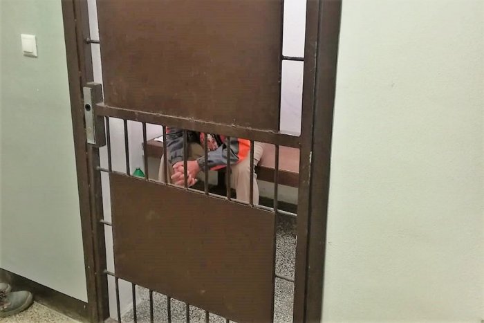 Ilustračný obrázok k článku Jozef  z Popradu TAKTO vyčíňal na Ul. Mládeže: Byt polejem benzínom, podrežem ťa a zabijem!