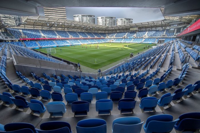 Ilustračný obrázok k článku HURÁ, fanúšikovia radujte sa: Matovič púšťa na tribúny masy ľudí!