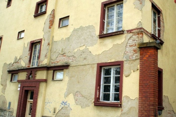 Ilustračný obrázok k článku Čo bude s chátrajúcimi domami na Misionárskej? Poslanci opäť nerozhodli