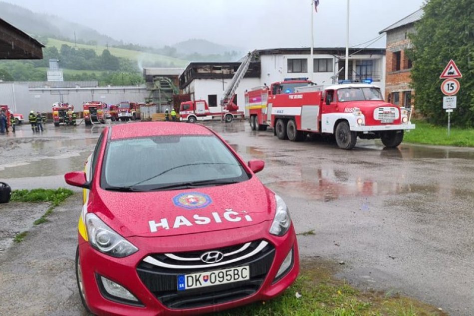 Ilustračný obrázok k článku Desiatky hasičov, obrovské škody: Na Orave horí výrobná hala