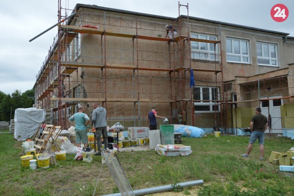 Ilustračný obrázok k článku Na ZŠ Ľ. Štúra panuje stavebný ruch: Mesto začalo s rekonštrukciou, FOTO