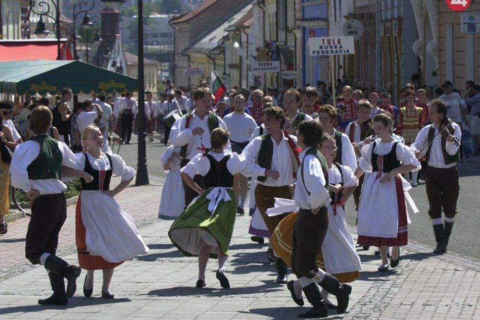 Ilustračný obrázok k článku Pamätáte, ako odštartovalo leto v roku 2000? Bystricu zaplnili folkloristi, FOTO