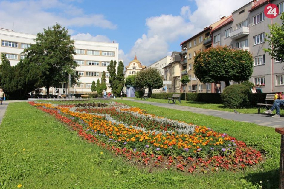 Ilustračný obrázok k článku Bystrica hýri farbami kvetov: Čo hovoríte na letnú výzdobu v uliciach? FOTO