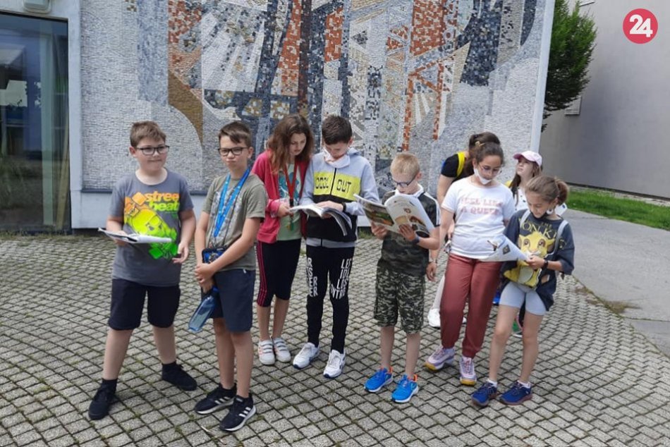 Ilustračný obrázok k článku Žiaci sa zmenili na sprievodcov: Po pamiatkach sprevádzali svojich rovesníkov, FOTO