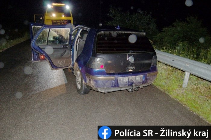 Ilustračný obrázok k článku Policajtov upútalo auto bez značiek: Z mladého vodiča sa vykľul poriadny kvietok