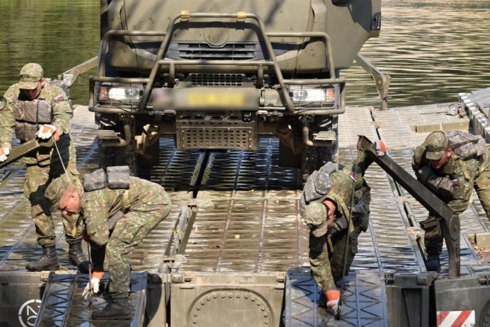 Ilustračný obrázok k článku Časť obce je odrezaná od sveta: Do Zubného smeruje pontónový most