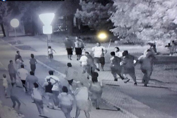 Ilustračný obrázok k článku Dramatické momenty v osade v Rudňanoch: 200 miestnych proti policajným zložkám!