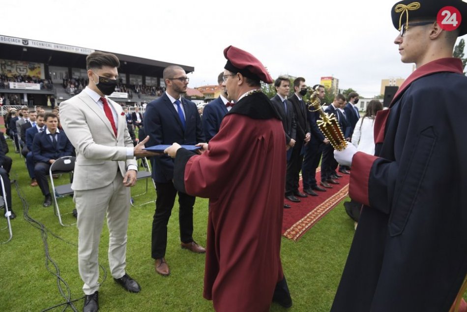 Ilustračný obrázok k článku Netradičné promócie na štadióne, vietor rozfúkal diplomy, FOTO