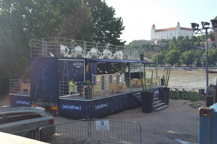 Ilustračný obrázok k článku Pod Mostom SNP zo dňa na deň vyrástol bufet postavený načierno