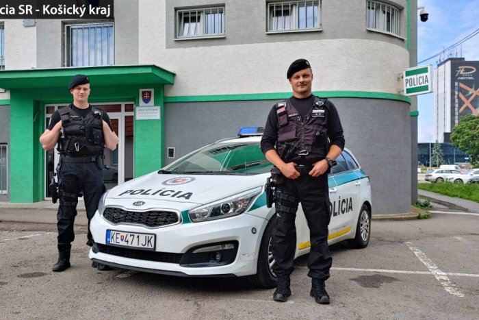 Ilustračný obrázok k článku Odvážny zásah polície: Vyhrážky zabitím, muž chcel dieťa vyhodiť z okna