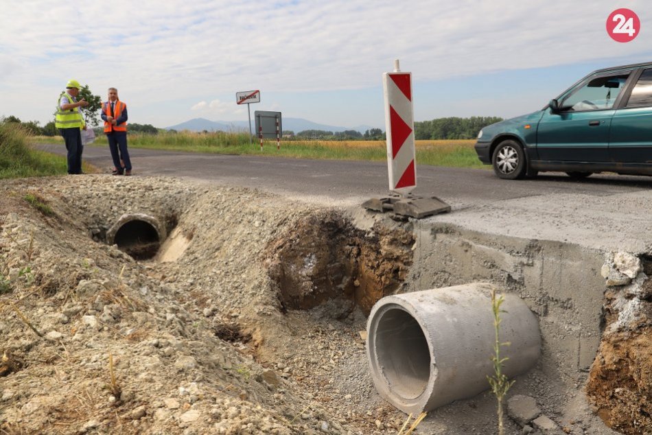 Ilustračný obrázok k článku Župa opravuje cestu medzi Boliarovom a Bačkovíkom, FOTO
