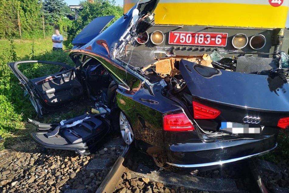 Ilustračný obrázok k článku Zrážka na železničnom priecestí: Vlak tlačil auto viac ako 200 metrov, FOTO