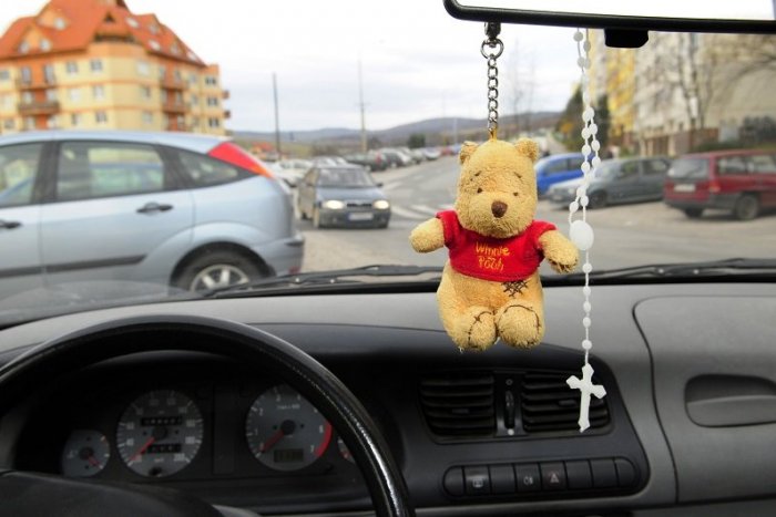 Ilustračný obrázok k článku Sklá áut už nebudú polepené: Na aké zmeny sa majú pripraviť motoristi?