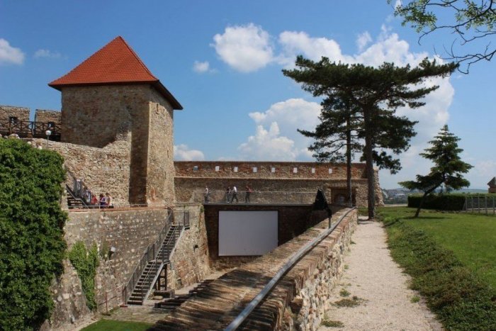 Ilustračný obrázok k článku Leto na Nitrianskom hrade: Tešiť sa môžete na filmy, koncerty i šermiarov