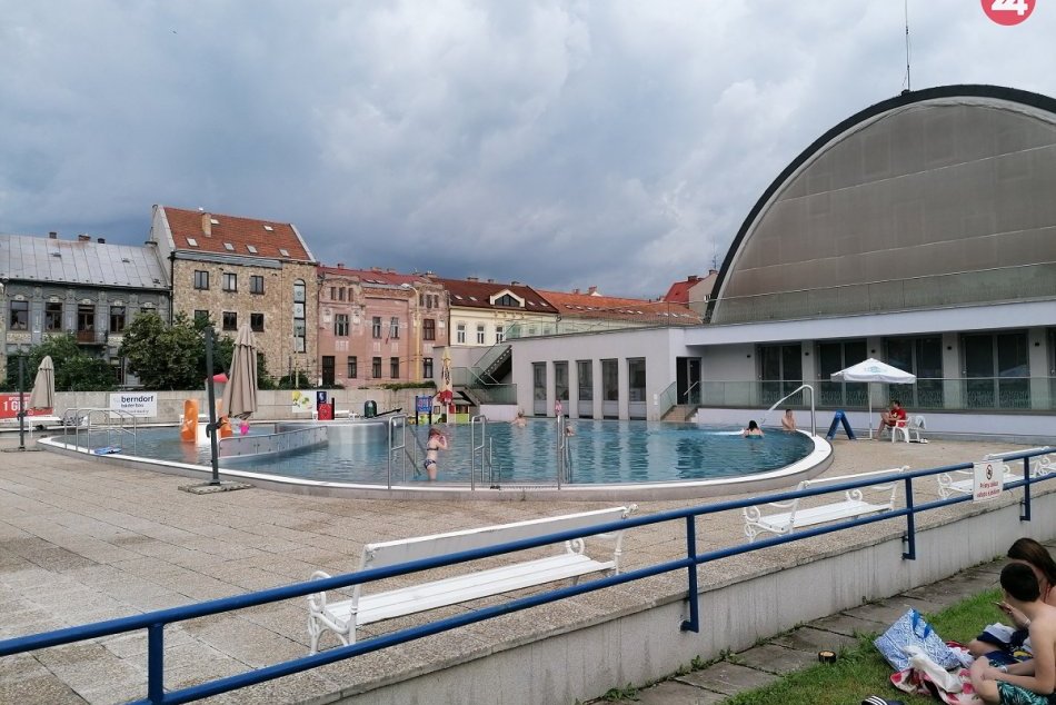 Ilustračný obrázok k článku Kde je bezpečné kúpať sa a ktoré kúpaliská vôbec neotvoria? + PREHĽAD prevádzok