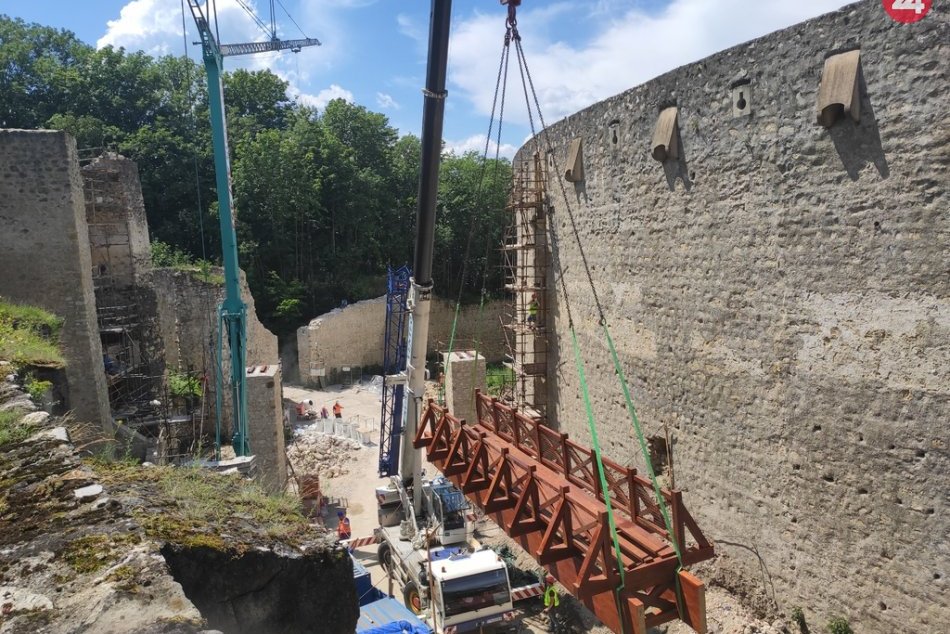 Ilustračný obrázok k článku Nový prístup na Trenčiansky hrad: Začala inštalácia mosta a lávky, FOTO