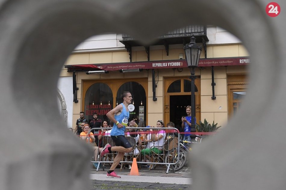 Ilustračný obrázok k článku Slovenský maratónsky rekord padol! Symbolicky ho zdolali športovci v štafetovom behu, FOTO