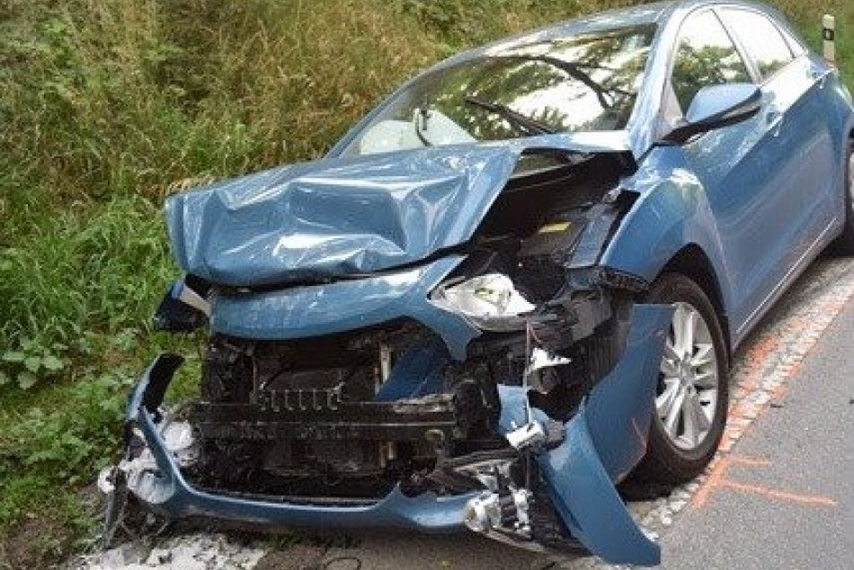 Ilustračný obrázok k článku Čo sa udialo na ceste pri Lučenci? Polícia hľadá svedkov tejto nehody, FOTO