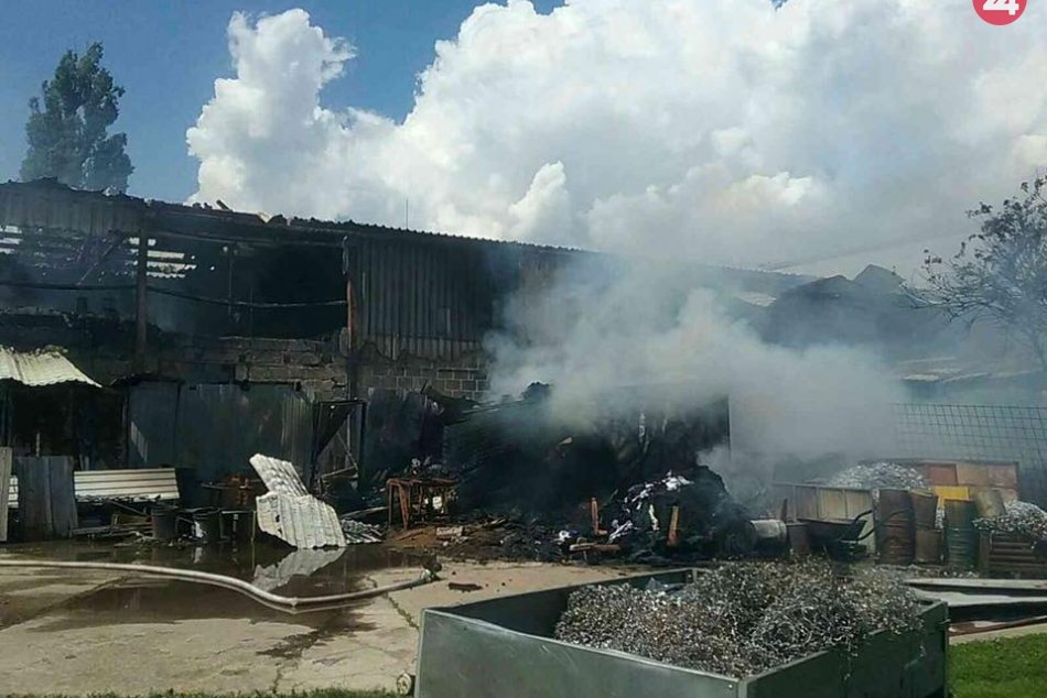 Ilustračný obrázok k článku Hasiči likvidujú požiar autoservisu s pneuservisom v Kysuckom Novom Meste, FOTO