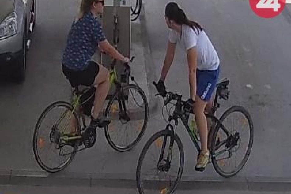 Ilustračný obrázok k článku Polícia rieši incident na mikulášskej benzinke: Nepoznáte tieto cyklistky?