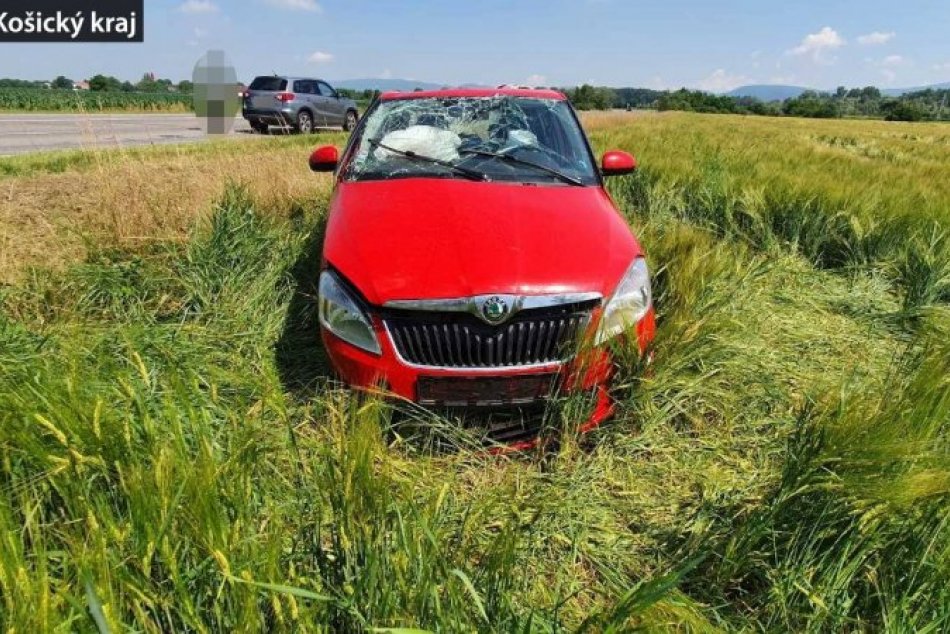Ilustračný obrázok k článku FOTO: Vodička zažila za volantom krušné chvíle. Po salte skončila v poli opäť na kolesách!