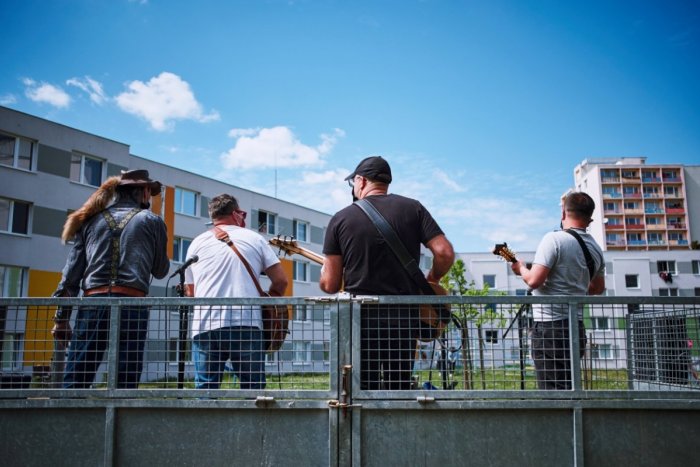 Ilustračný obrázok k článku Takto vyzerá žiarske country: Hudobníci natočili sídliskový KLIP z vlečky traktora