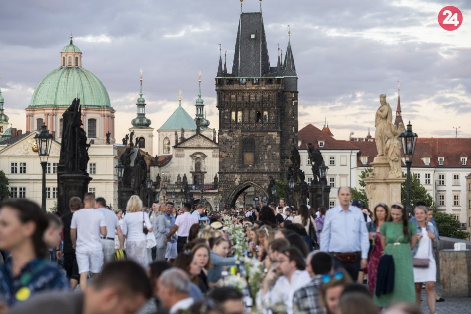 Ilustračný obrázok k článku Česko kvôli vysokým číslam nákazy sprísňuje opatrenia. Týkajú sa rúšok i reštaurácií