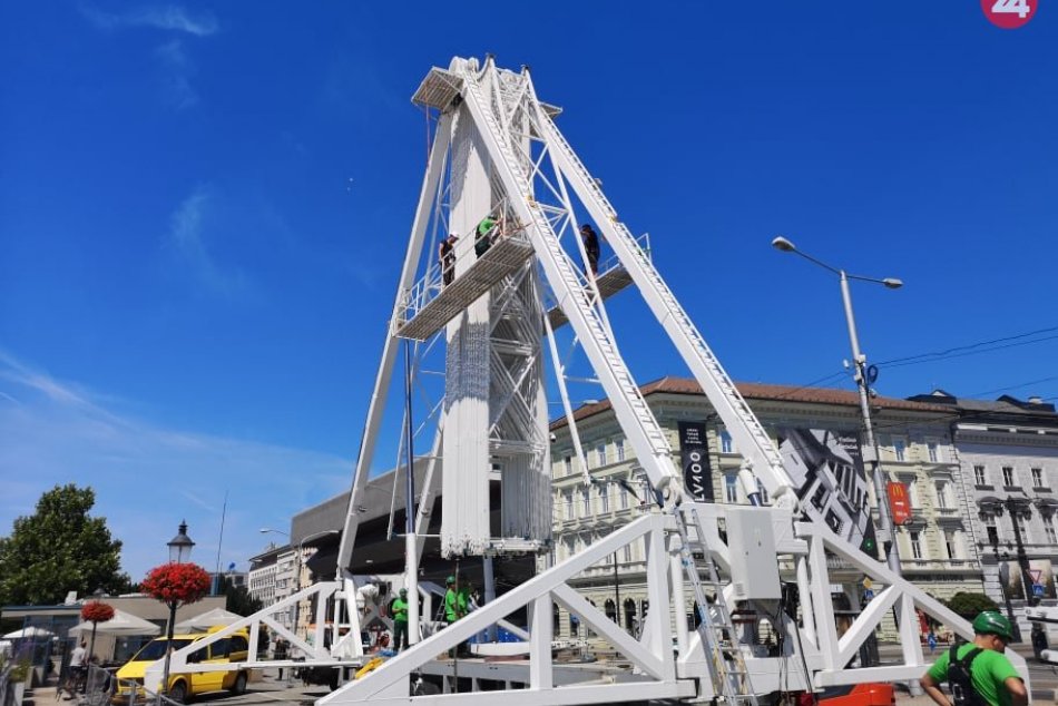 Ilustračný obrázok k článku Letná atrakcia Bratislavy: Na nábreží stavajú obrovské vyhliadkové kolo