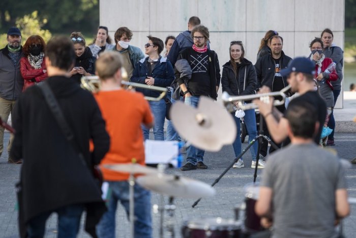 Ilustračný obrázok k článku Od júla sa môžu konať akcie do 1000 ľudí. ALE! Stále platia prísne opatrenia