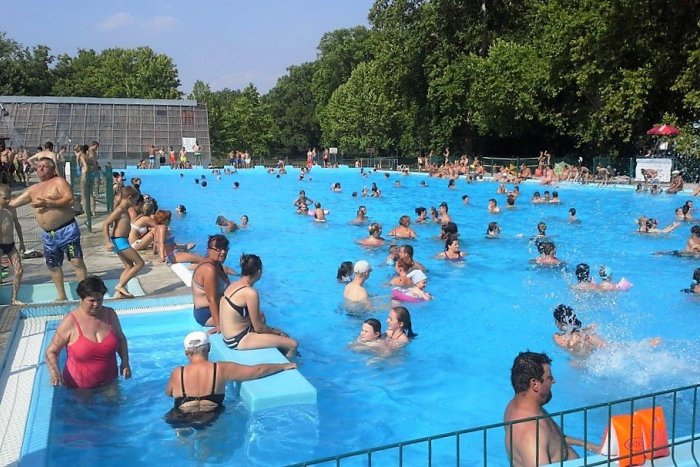 Ilustračný obrázok k článku Leto je tu! Kúpalisko v Hlohovci naštartovalo sezónu