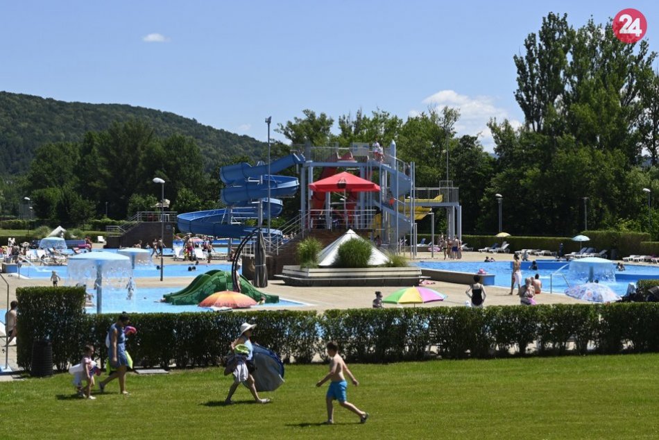 Ilustračný obrázok k článku Trenčianske kúpalisko láka: Bohatá ponuka zábavných atrakcií, jedla i pitia