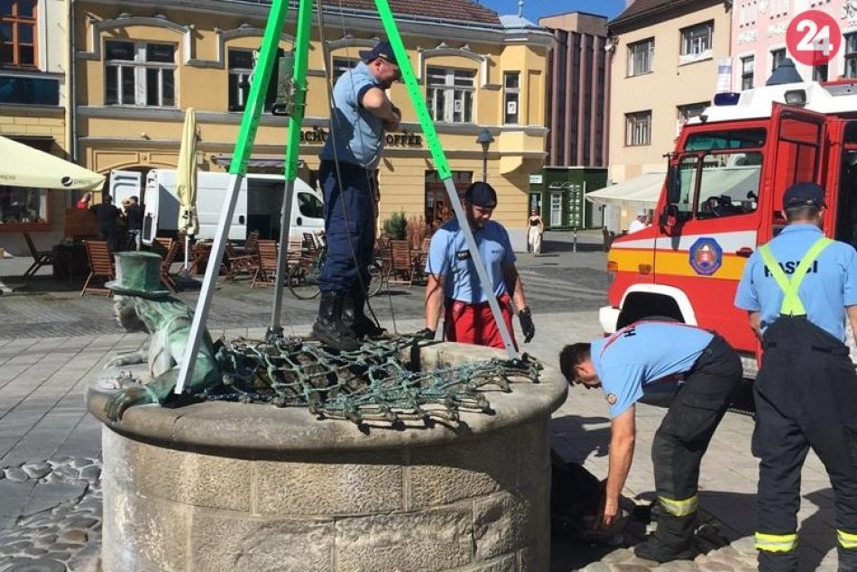 Ilustračný obrázok k článku Trenčianski hasiči sa spúšťali k vodníkovi do studne: FOTO zo Štúrovho námestia