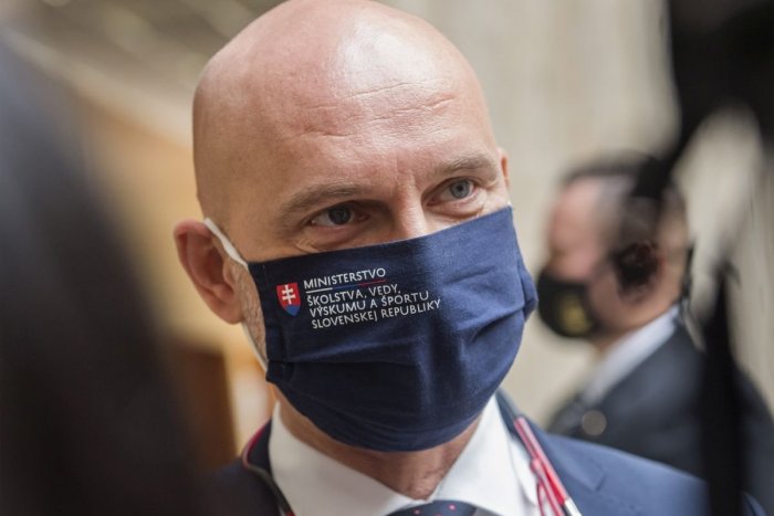 Ilustračný obrázok k článku Minister školstva odovzdal vysvedčenia na troch základných školách v Nových Zámkoch