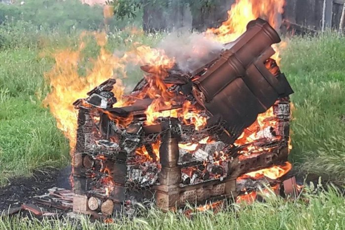 Ilustračný obrázok k článku Strašný vandalizmus! Niekto zapálil hmyzí hotel, zahynuli vzácne živočíchy