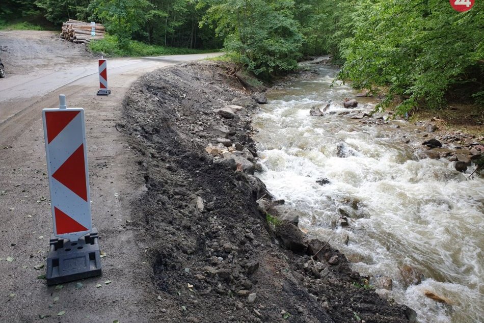 Ilustračný obrázok k článku Zničená cesta pri Revúcej má byť prejazdná do konca roka: Koľko bude stáť oprava?