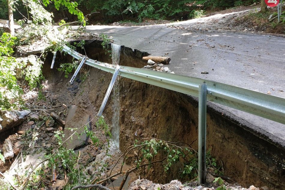 Ilustračný obrázok k článku Obec vyhlásila mimoriadnu situáciu: Časť cesty aj s oporným múrom sa prepadla do dvora