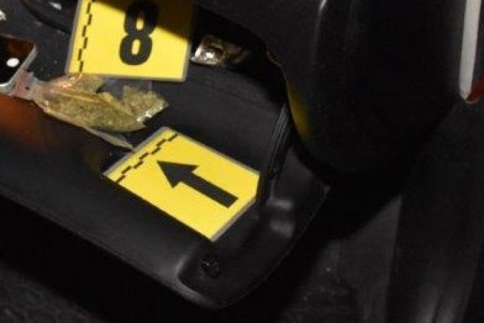 Ilustračný obrázok k článku Ružomberskí policajti v akcii: Päť ľudí čelí obvineniu pre drogy