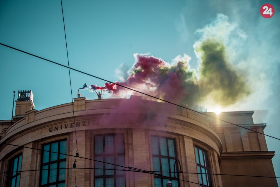 Ilustračný obrázok k článku Študenti v ohrození? Farebný dym ako pozvánka na protest proti plagiátorom v politike