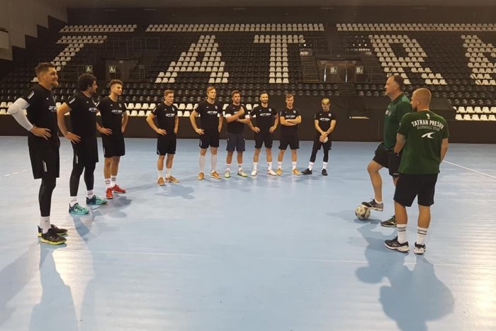 Ilustračný obrázok k článku Prípravu začali hádzanári Tatrana Prešov len s 9 hráčmi: Presuny ďalších sú náročné