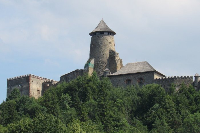 Ilustračný obrázok k článku Otvárajú sa hradné brány: Atraktívny VÍKEND v Starej Ľubovni spestrí aj svadobné menu