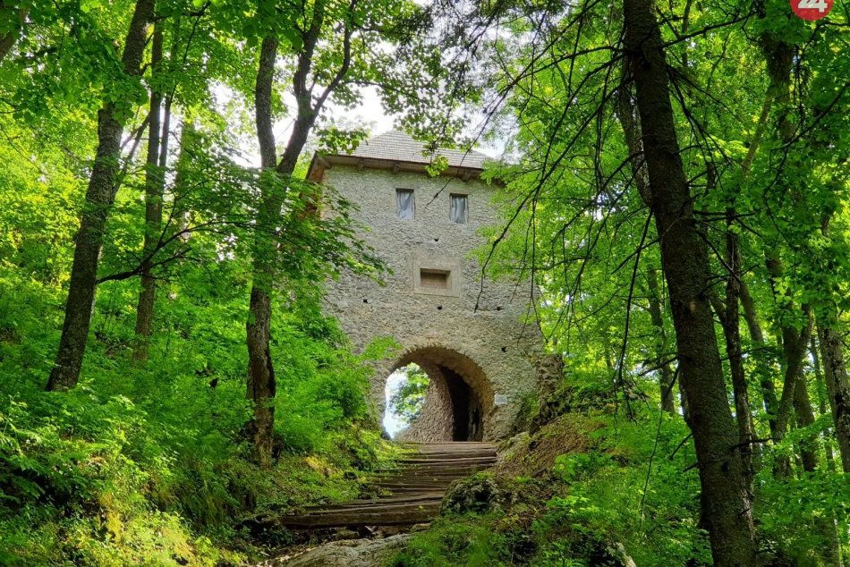 Ilustračný obrázok k článku Turistickým vláčikom až na Muránsky hrad? Starosta prezradil, prečo to možné nebude