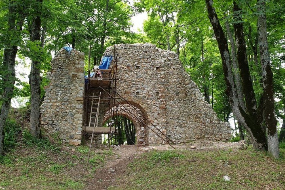 Ilustračný obrázok k článku Klenot Gemera opäť opeknie: Na Muránskom hrade dostane šancu 14 nezamestnaných