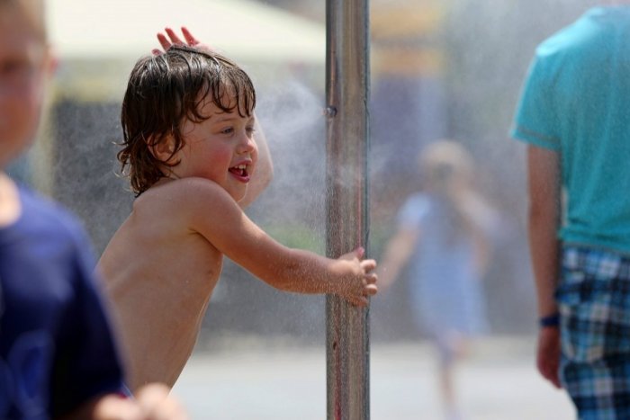 Ilustračný obrázok k článku Fontána na Námestí baníkov už fičí: Ako to bude s vodnou hmlou?