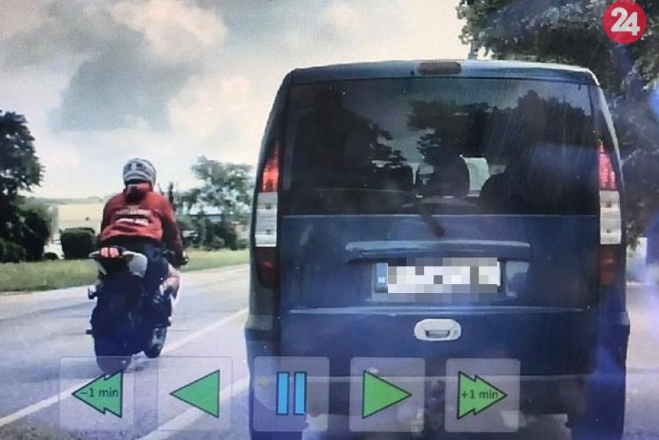 Ilustračný obrázok k článku Motorkár (25) to vyriešil po svojom: Nechcel pokuty, dal si preč značku, FOTO
